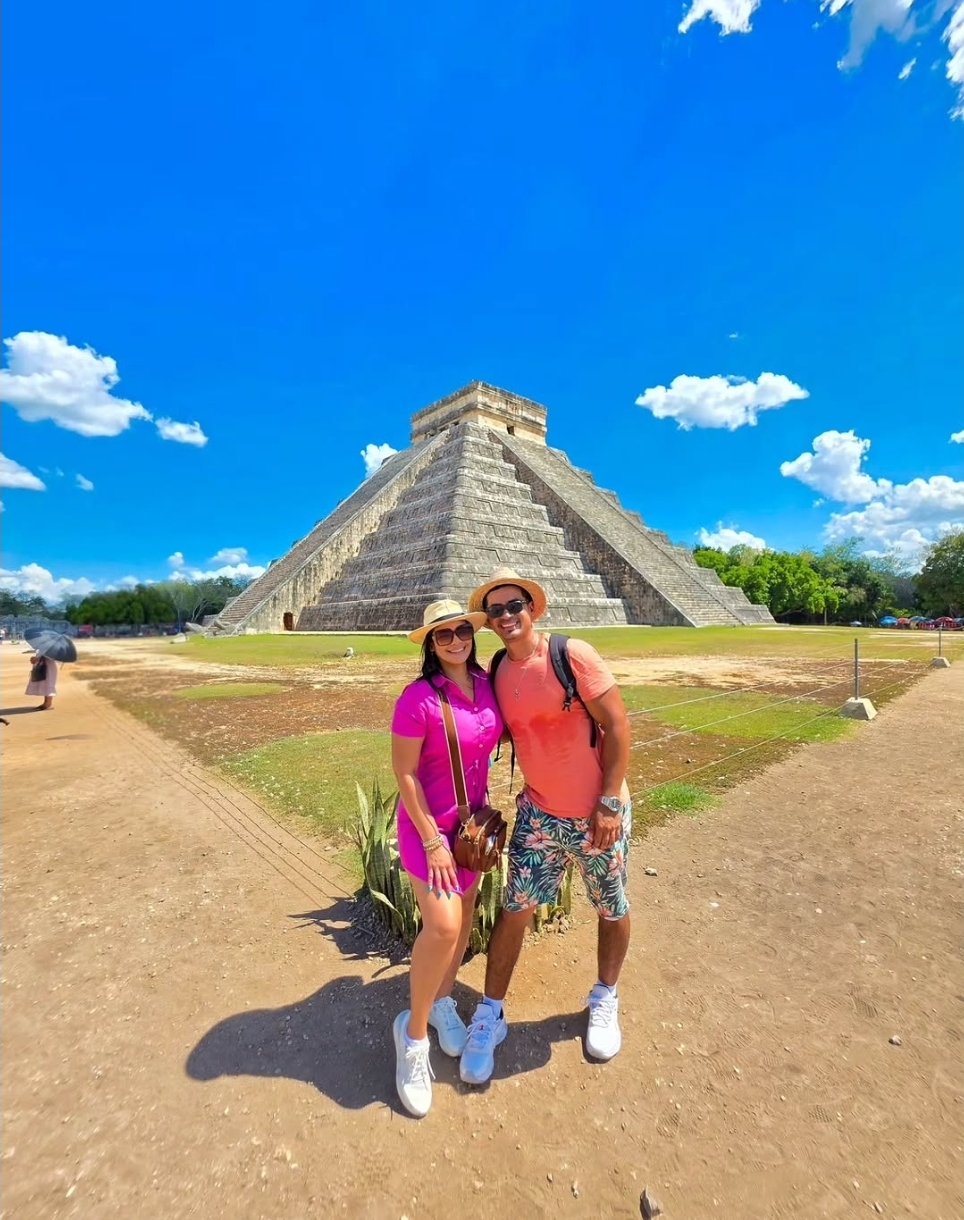 Pareja posando en Chichén Itzá