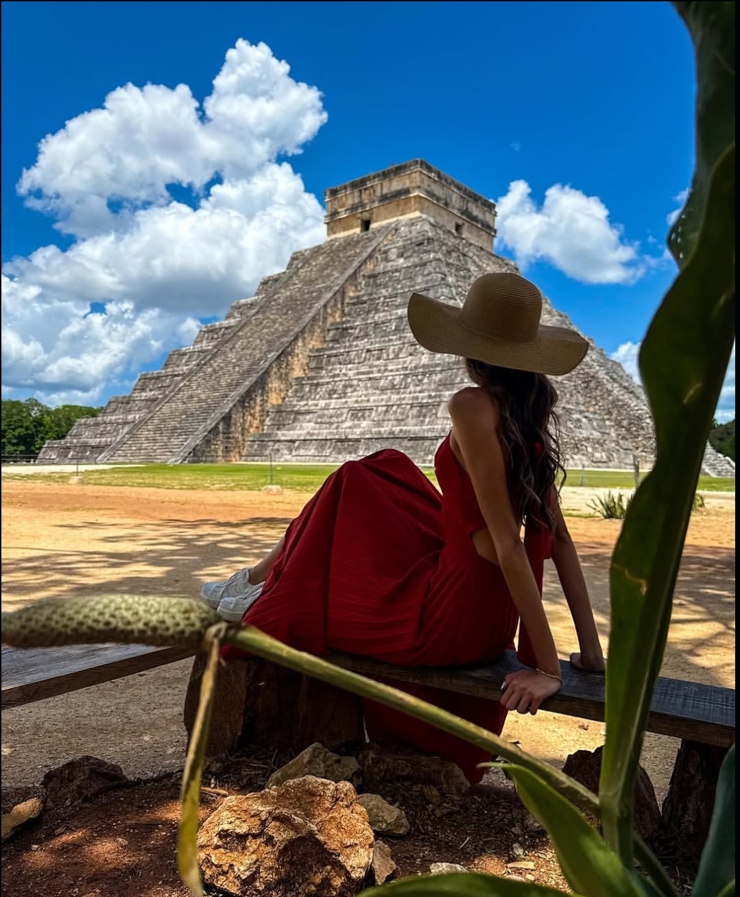 Viajera con vestido rojo en Chichén Itzá