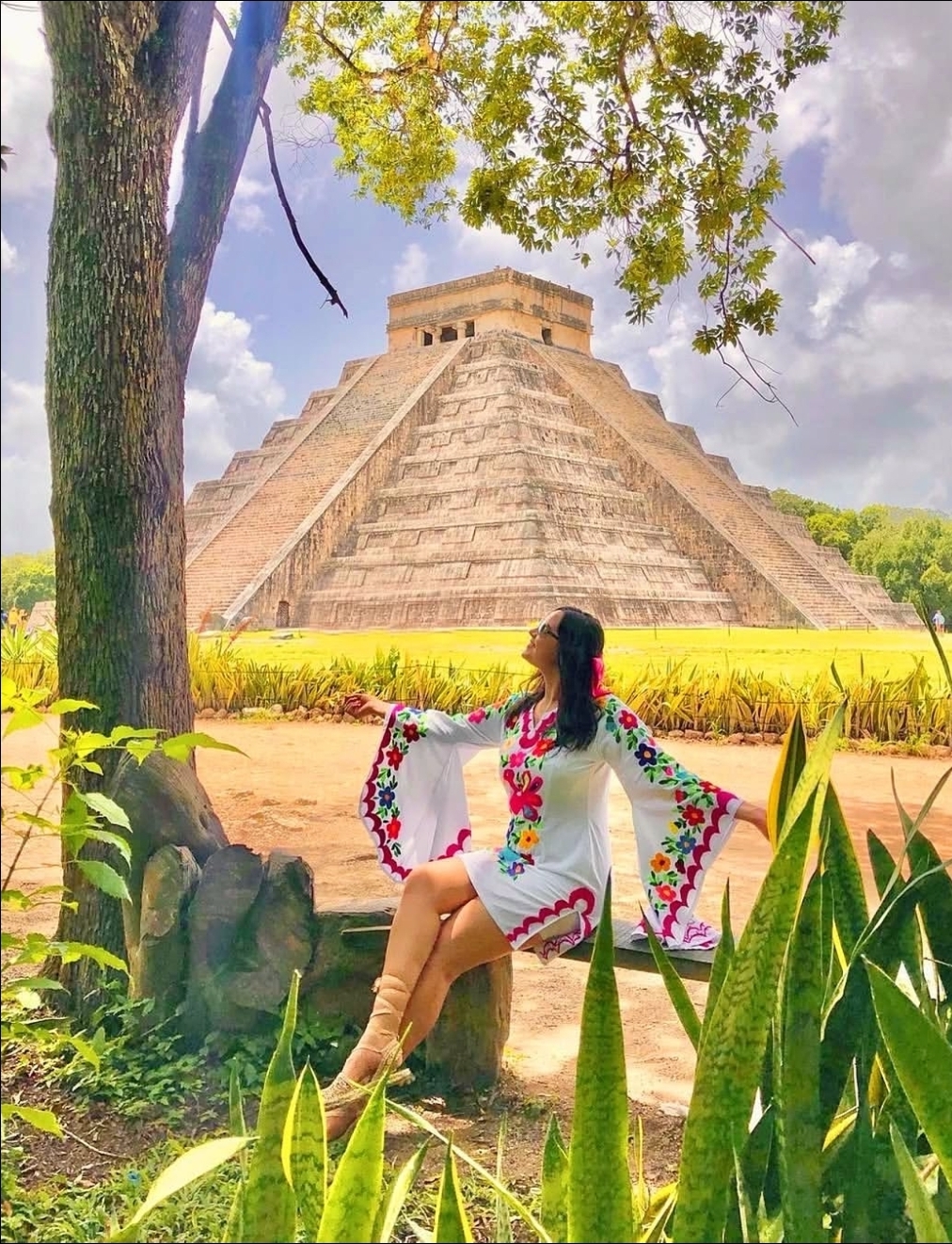 Vestido tradicional yucateco frente a la pirámide