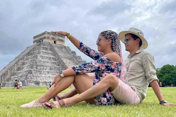 Pareja frente a la pirámide